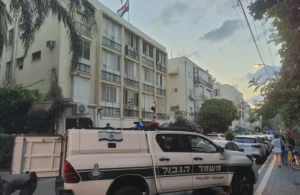 الشرطة الإسرائيلية: أطلقنا النار على سيارة مشبوهة قرب السفارة المصرية في تل أبيب الشرطة الإسرائيلية: أطلقنا النار على سيارة مشبوهة قرب السفارة المصرية في تل أبيب